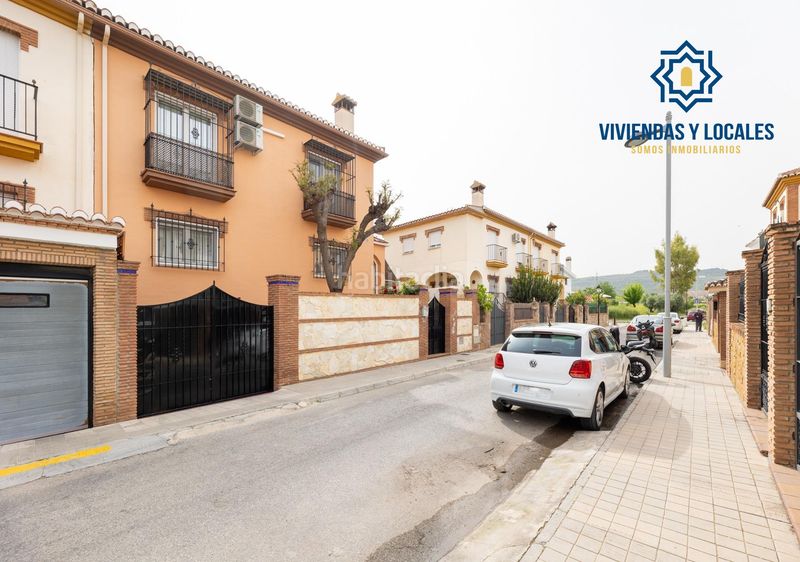 Foto a2171a58-2d98-457b-8409-6b526a0a917d. Casa aparellada amb aparcament a Jun