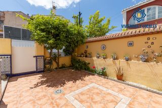 Semi detached house in Avda. De los Ogíjares. Vivienda adosada con patio, terraza y garaje en armilla