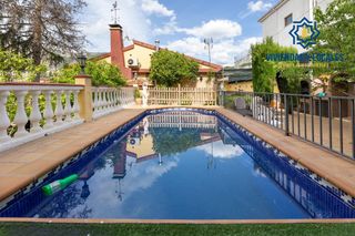 Chalet  Calle mimbres. Espectacular chalet independiente con piscina en alfacar