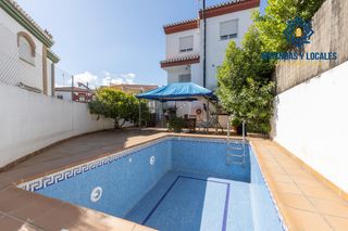 Casa aparellada  Calle de fátima. Estupenda casa pareada con piscina en híjar