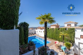 Chalet en Barrio de la Vega. Espectacular chalet con piscina y vistas impresionantes