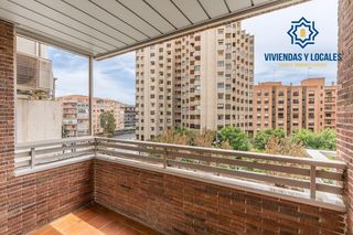 Appartement  De la constitucion. Amplio piso en constitucion con tres plazas de garaje