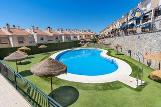 Casa adossada a Huétor Vega. Adosada en urbanización en huetor vega