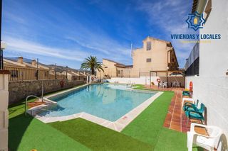 Casa aparellada a Cenes de la Vega. Bonita pareada con piscina comunitaria
