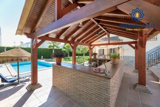 Xalet  Calle calle alonso cano 16. Impresionante chalet en otura con piscina y jardín!