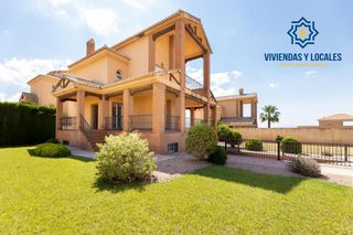 Chalet in Dílar. Maravillosa vivienda unifamiliar en cañadas del parque