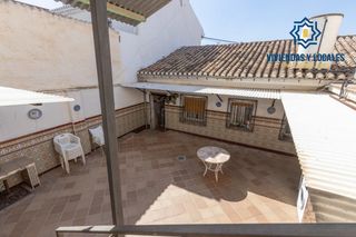 Haus in La Zubia Ciudad. Excelente oportunidad en la zubia con patio y jardín