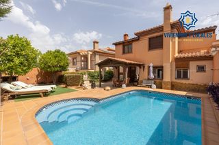 Xalet  Calle brasil. Exclusiva vivienda premium en la zubia