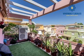 Casa adossada  Calle santo sepulcro de la quinta. Adosada en el centro de granada