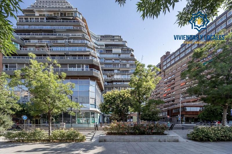 Foto bddedac9-3d0f-4777-8b6d-a9b0bcc97cee. Piso elegante piso en el edificio la pirámide, en pleno corazón en Granada