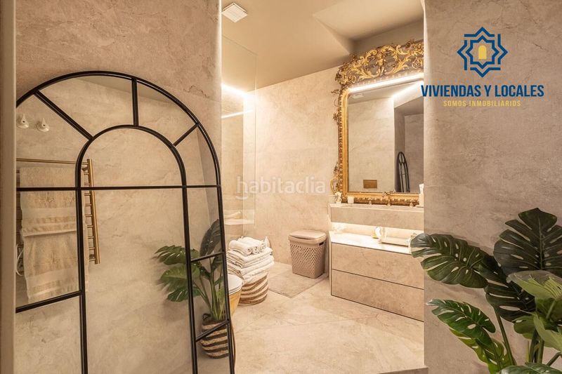 Foto e474aada-fef5-436a-a13d-01b762af7d2d. Piso elegante piso en el edificio la pirámide, en pleno corazón en Granada