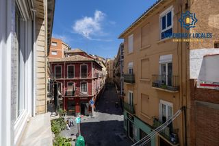 Pis  Calle santa paula. Ponemos a la venta este amplio piso de 4 dormitorios, baño y ase