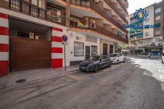 Parking coche en Calle emperatriz eugenia 6. Oportunidad única! garaje en el corazón de granada por solo 35.0