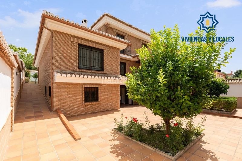 Foto 64cec10e-ba81-4107-b0a8-f78c34e04f43. Casa aparellada amb aparcament piscina a Ogíjares