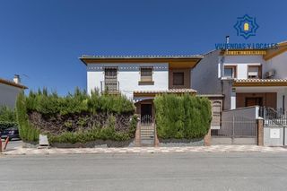 Casa aparellada  Calle calle cristóbal colón 4. Casa pareada de 195 m2 con 3 dormitorios, 3 baños y cochera en p