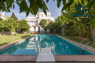 Doppelhaus  Calle de almajara 27. Exclusiva vivienda con piscina en la zona del serrallo con pisci