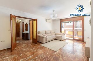 Pis  Calle marques de mondejar. Vivienda de grandes dimensiones y potencial de reforma junto a c