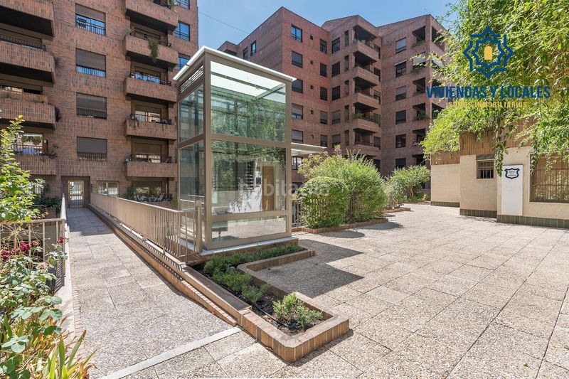 Foto 19272b76-ec9e-4e37-8c63-02969fc7c38e. Planta baja precioso estudio de lujo en urbanizacion triunfo jardin en Granada