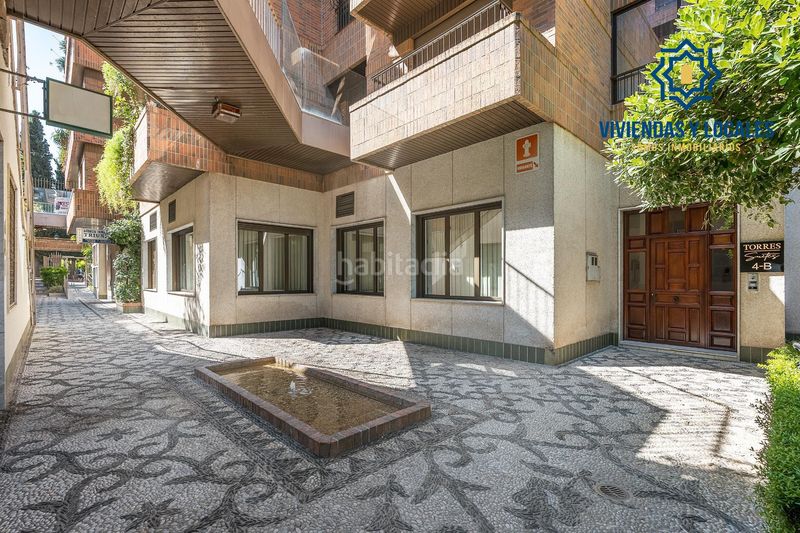 Foto 4c8d0c72-b642-4bc6-96fe-47af99220f69. Planta baja precioso estudio de lujo en urbanizacion triunfo jardin en Granada
