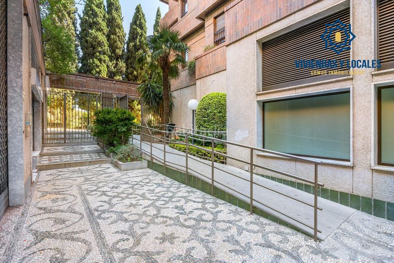 Foto c1d3a587-459d-4cad-8eb6-c6d9e618c4d9. Planta baja precioso estudio de lujo en urbanizacion triunfo jardin en Granada