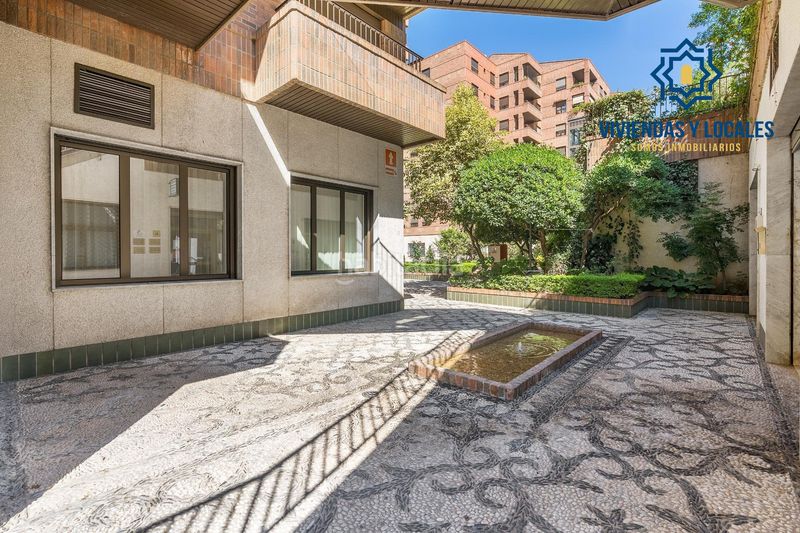 Foto c8a0be0a-0eaa-40ff-95e5-e87604a038c7. Planta baja precioso estudio de lujo en urbanizacion triunfo jardin en Granada