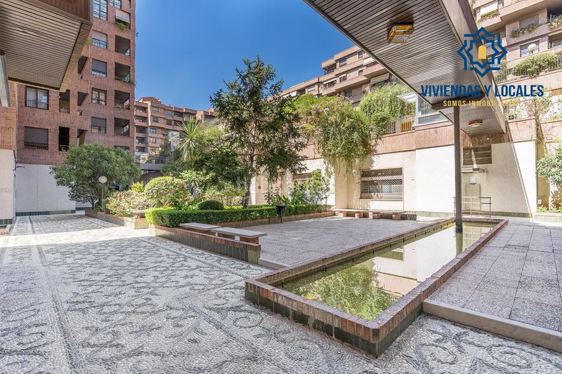Foto ff61e9fd-a89a-4b05-ac98-027c48216ed7. Planta baja precioso estudio de lujo en urbanizacion triunfo jardin en Granada
