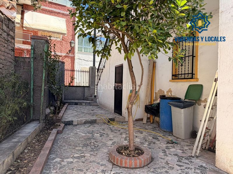 Foto 0d5f8a4a-8e9c-46bd-a936-6012d18a6703. Alquiler casa disponible casa con patio en carretera de la sierra en Granada