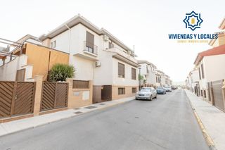 Casa adossada  Calle espinela 18. Pareada en urbanización la joya