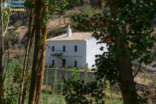Finca rústica a Alhama de Granada. Monumento natural con casa y chiringuito