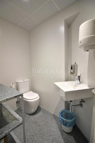 Foto fb86e726-d490-4a18-8a8a-610a130123c4. Alquiler local comercial local en la avd.del mediterraneo en Almería