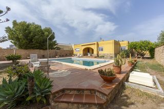 Casa  Del limón. Chalet con piscina retamar