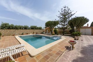 Haus  Del limón. Chalet con piscina retamar