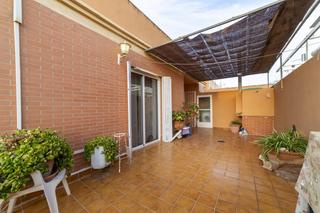 Casa  Gazania. Vivienda sobre local en loma cabrera