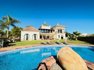 Chalet en Laguna Beach. Villa de lujo ubicada en una urbanización exclusiva a 5 minutos