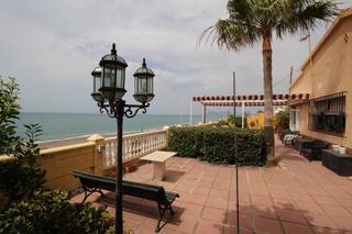 Xalet a Benajarafe. Villa en primera línea de playa en benajarafe