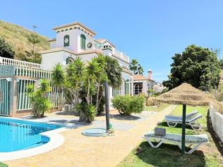 Chalet en Urbanización Santa Rosa. Villa de lujo en torrox costa