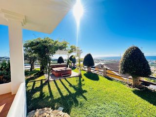 Chalet en Urbanización Santa Rosa. Villa de lujo en torrox costa con vistas espectaculares al mar.