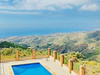 Mas à Torrox Pueblo. Casa en el campo en el morche en una parcela de 8.300 m2 con 1.0