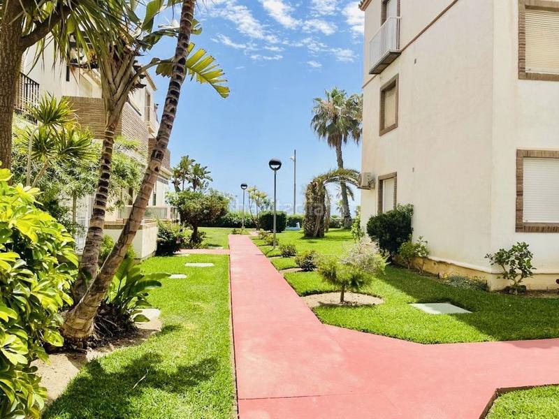 Foto 1fa435d5-8349-45b1-a7d1-0a8f468f41e5. Ático piso en primera línea de playa con vistas frontales al mar de 60 m2 en urbanización Laguna Beach costa. en Torrox