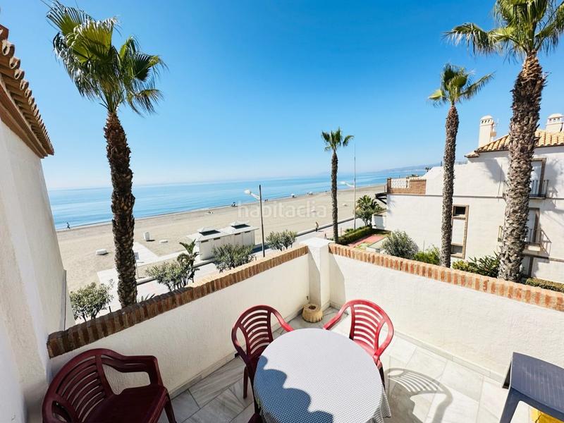Foto 37ccf0ce-6ea7-4b15-971a-077ba85dbc7d. Ático piso en primera línea de playa con vistas frontales al mar de 60 m2 en urbanización Laguna Beach costa. en Torrox