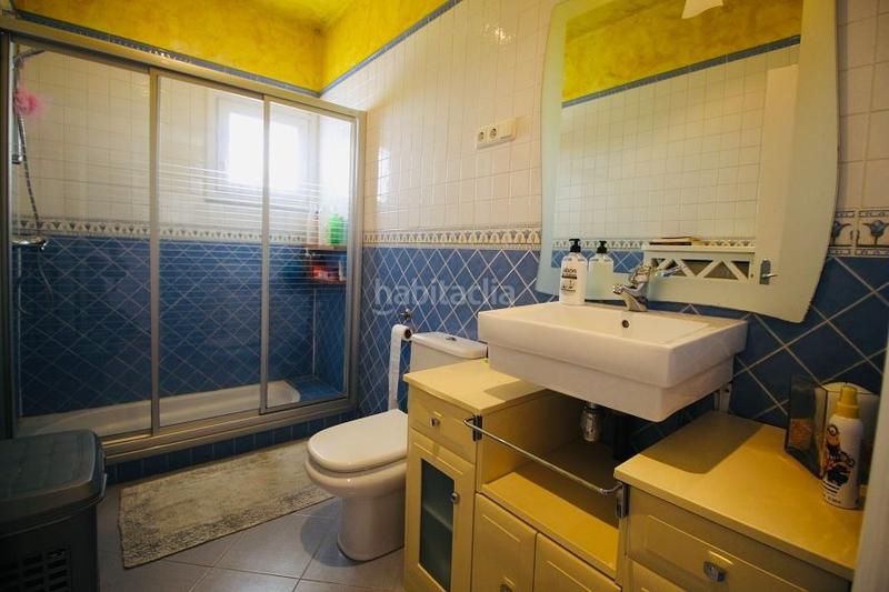 Foto 93a1d0c0-79e9-4532-b024-3340d3730a5e. Casa espectacular chalet situado en primera línea de playa costa málaga con salida directa al paseo marítimo en Torrox
