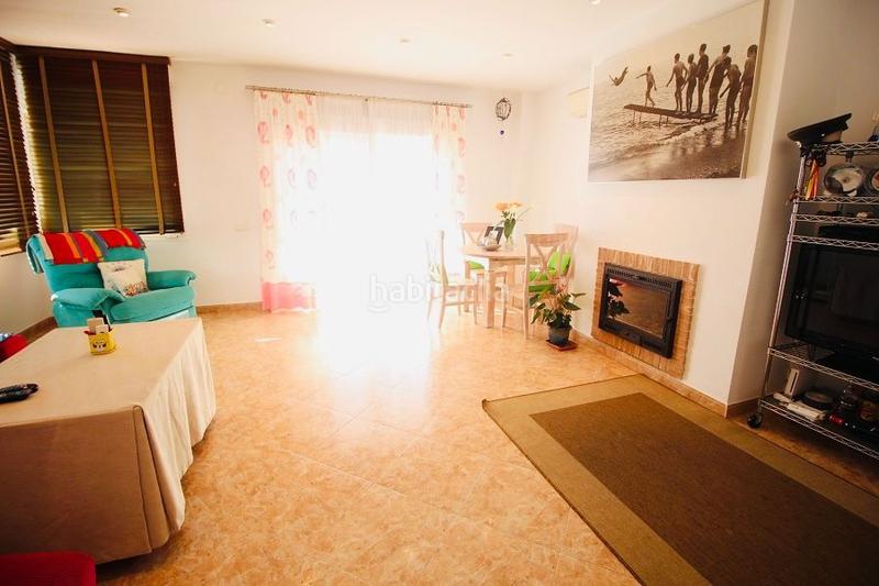 Foto d4ff7755-fe66-4a19-9222-f148b4759a92. Casa espectacular chalet situado en primera línea de playa costa málaga con salida directa al paseo marítimo en Torrox