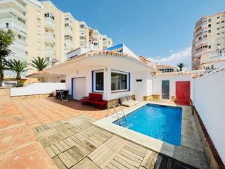 Casa a Centro Internacional. Espectacular chalet situado en primera línea de playa en torrox