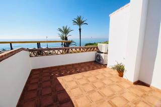 Maison à Centro Internacional. Espectacular chalet situado en primera línea de playa en torrox