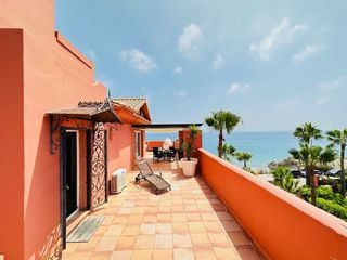 Penthouse in El Peñoncillo. Ático dúplex en primera línea de playa frontal al mar en la urba