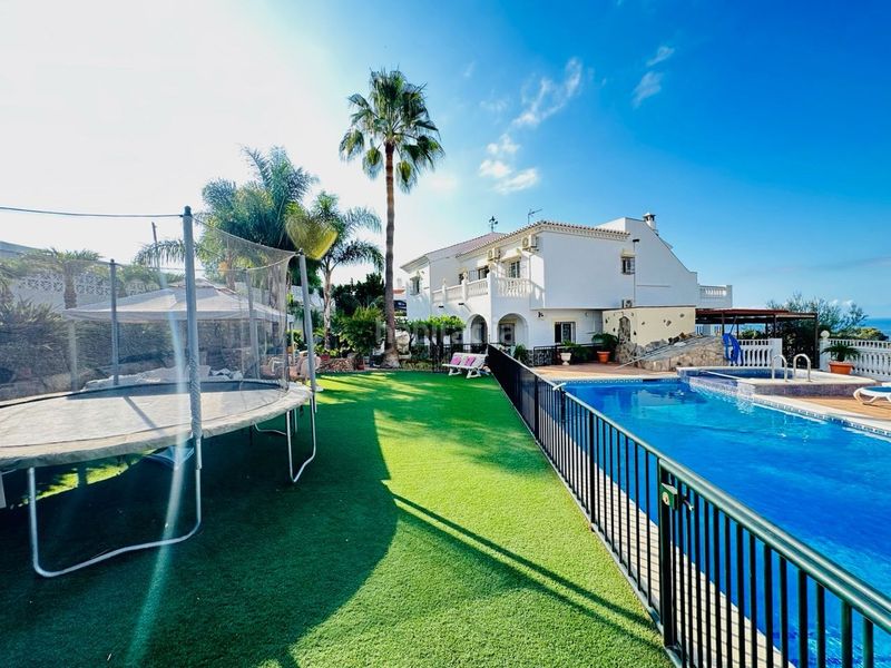 Foto e8f20cad-90fc-4f6c-ad40-4a4ae20b085e. Xalet amb piscina a Centro Nerja