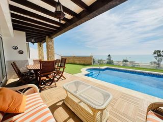 Chalet à El Peñoncillo. Villa de lujo  en primera línea de playa en torrox costa.