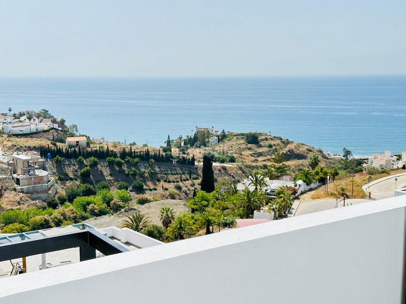 Foto d4faa991-1cba-4e9d-a195-6d13520d1e48. Chalet villas de lujo de estilos modernos en la urbanización balcones dEl Peñoncillo costa. en Torrox