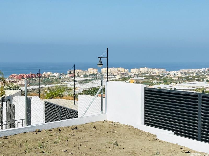 Foto 80e55495-3d53-4813-8126-379472b1c9c4. Chalet villas de lujo de estilos modernos en la urbanización balcones dEl Peñoncillo costa. en Torrox