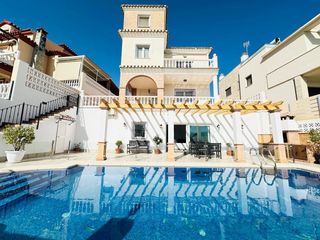 Chalet à Viña Málaga. Villa de lujo ubicada en la urbanización viña málaga en torre de